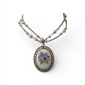 Elegant Floral Pendant Necklace